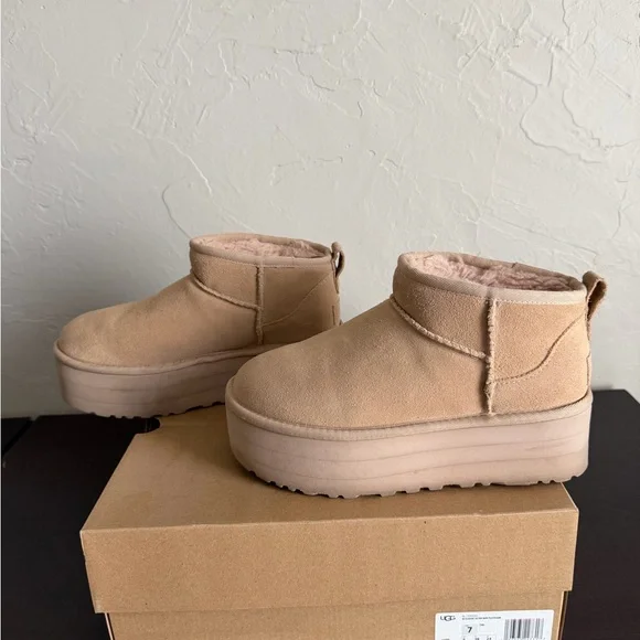 UGG Women's Classic Ultra Mini Platform - Picture 3 of 6
